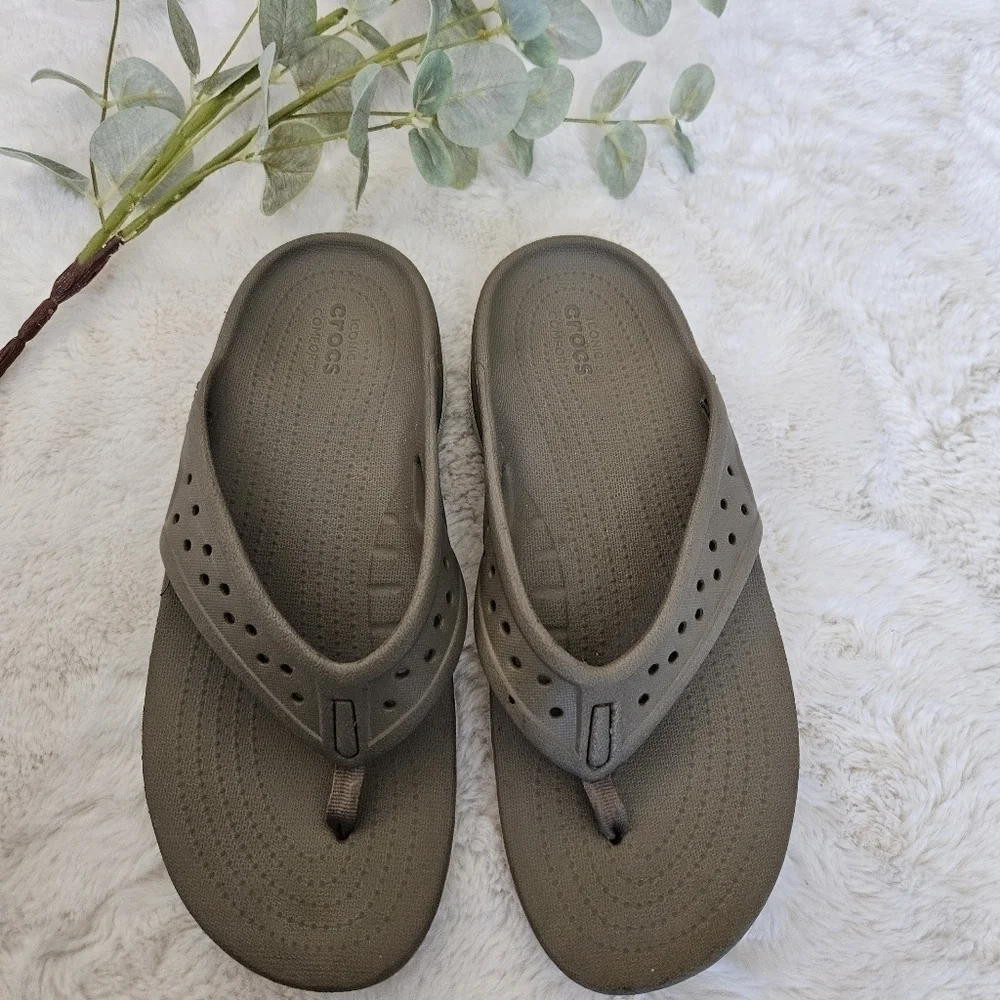 CROCS Mens Flip Flops Sz 8